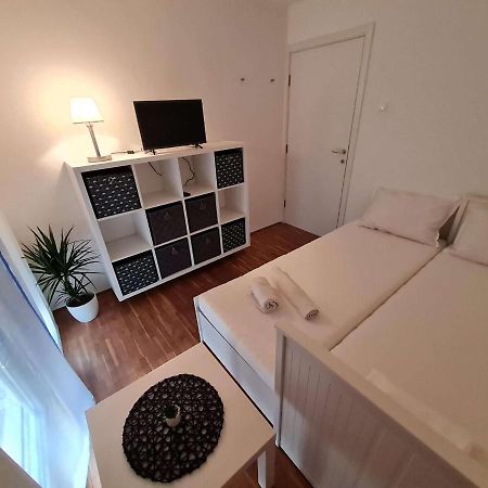 Apartmani Lovre I Zara Esterno foto