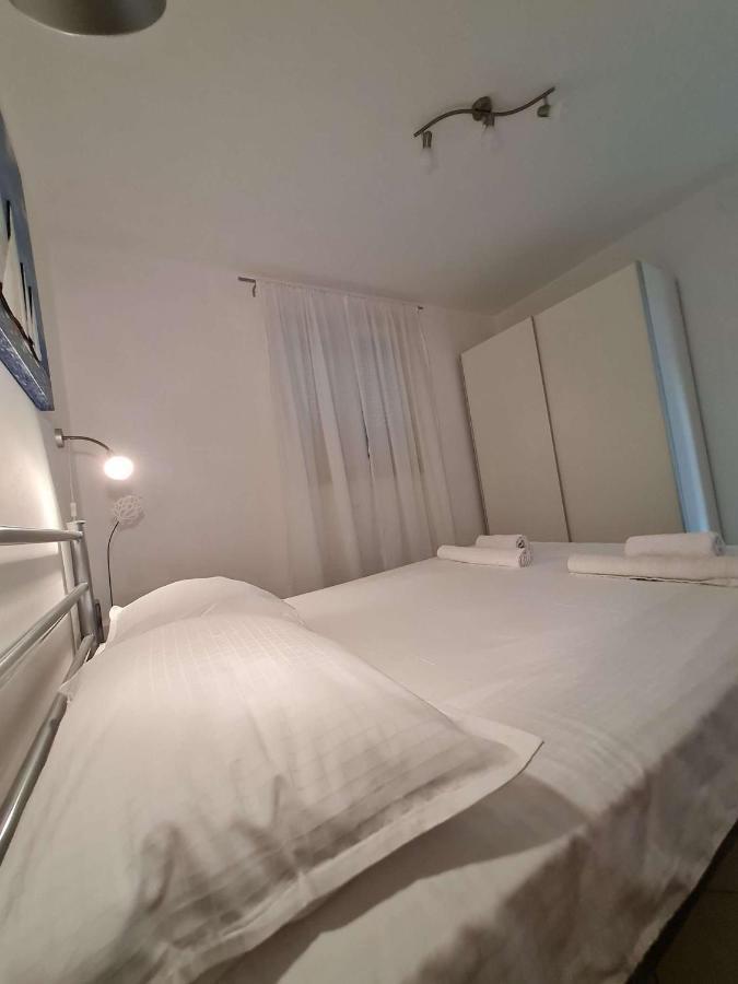 Apartmani Lovre I Zara Esterno foto
