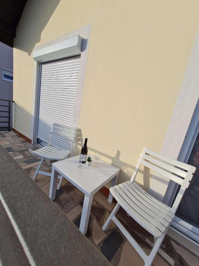 Apartmani Lovre I Zara Esterno foto