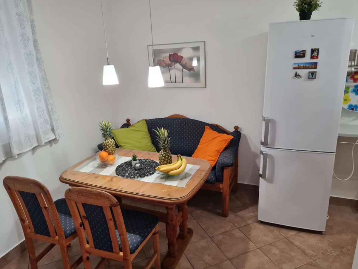 Apartmani Lovre I Zara Esterno foto